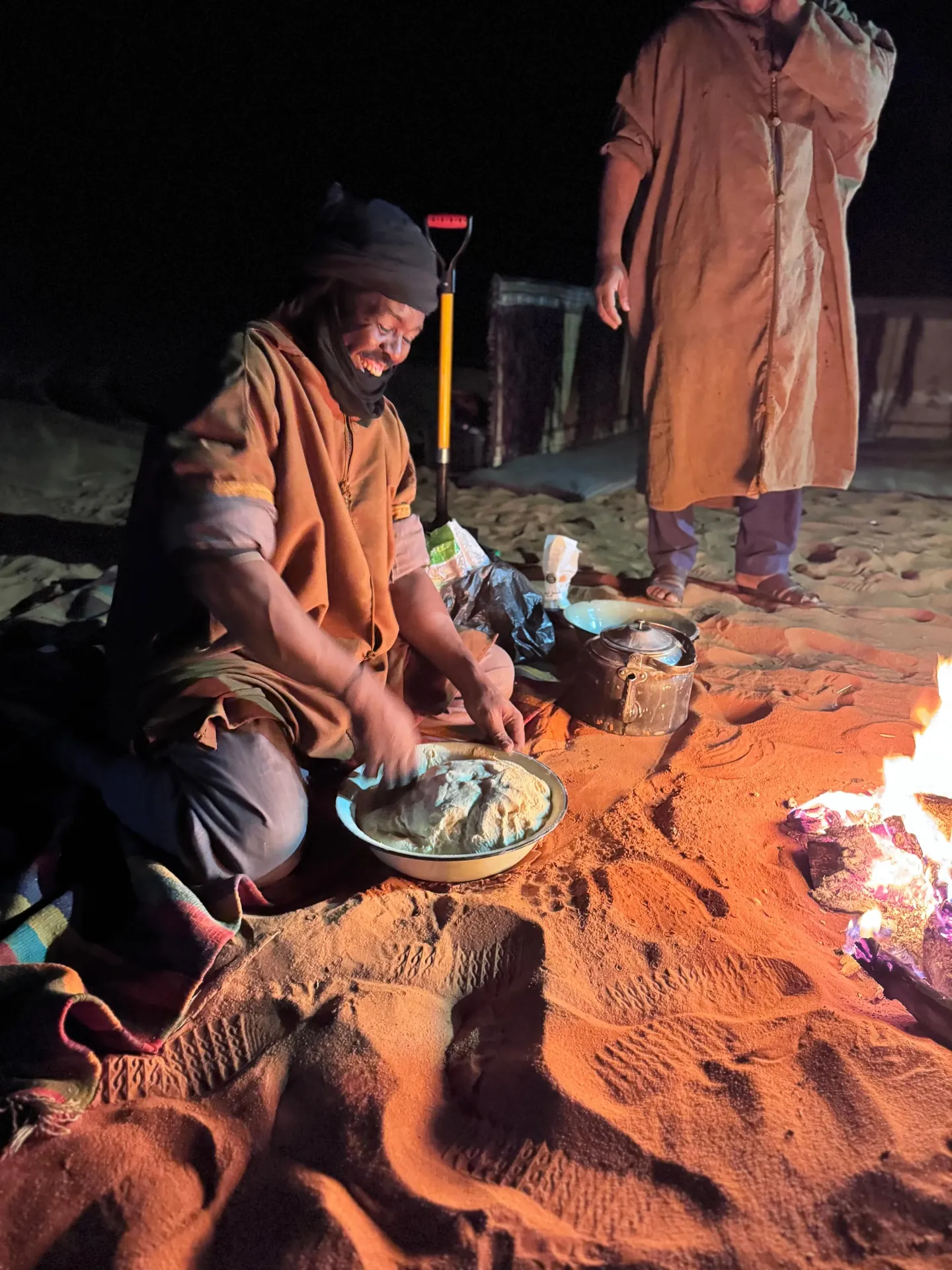 Bivouac sous les étoiles dans le Sahara algérien